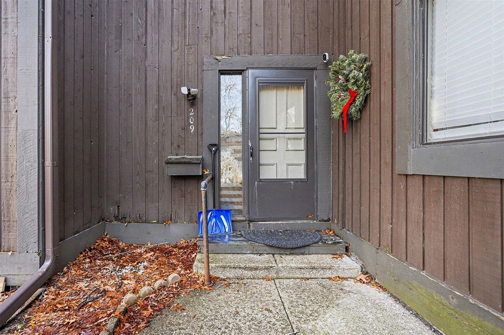 209 Paisley Court, Kalamazoo, MI 49007