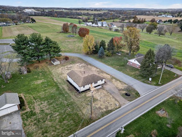 2472 LEAMAN RD, Ronks, PA 17572