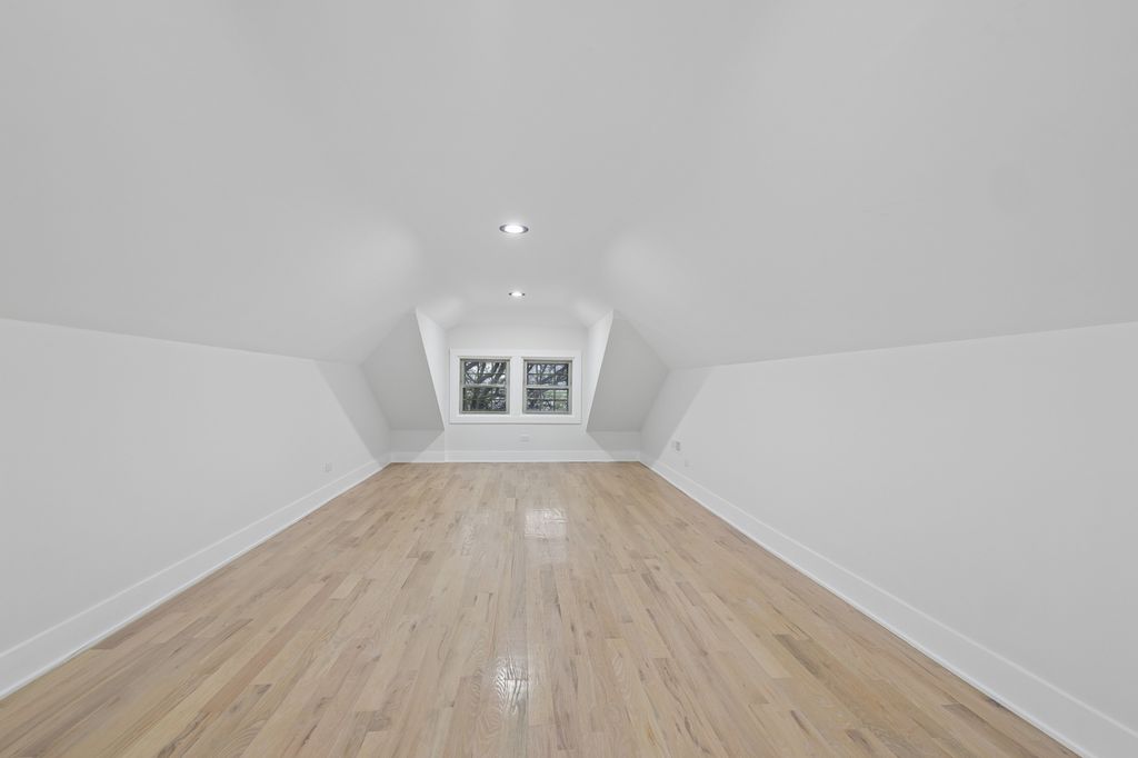 Image 13 of property listing at 5218 W 55th Street, Chicago, IL 60638