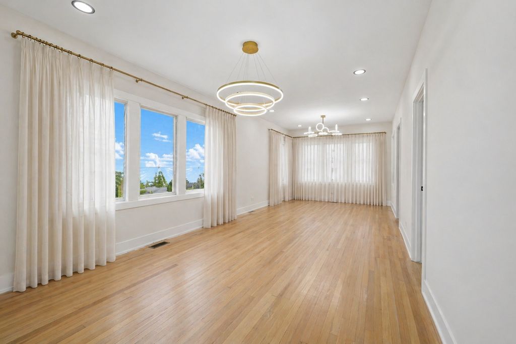 Image 4 of property listing at 5218 W 55th Street, Chicago, IL 60638