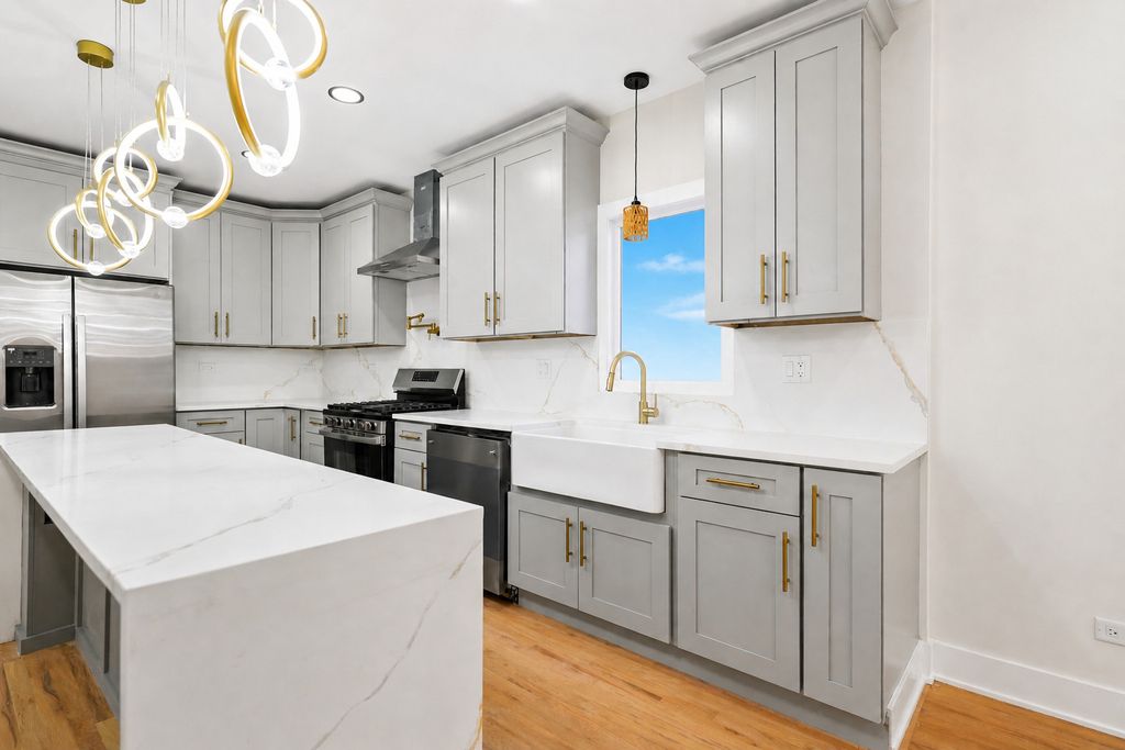 Image 5 of property listing at 5218 W 55th Street, Chicago, IL 60638