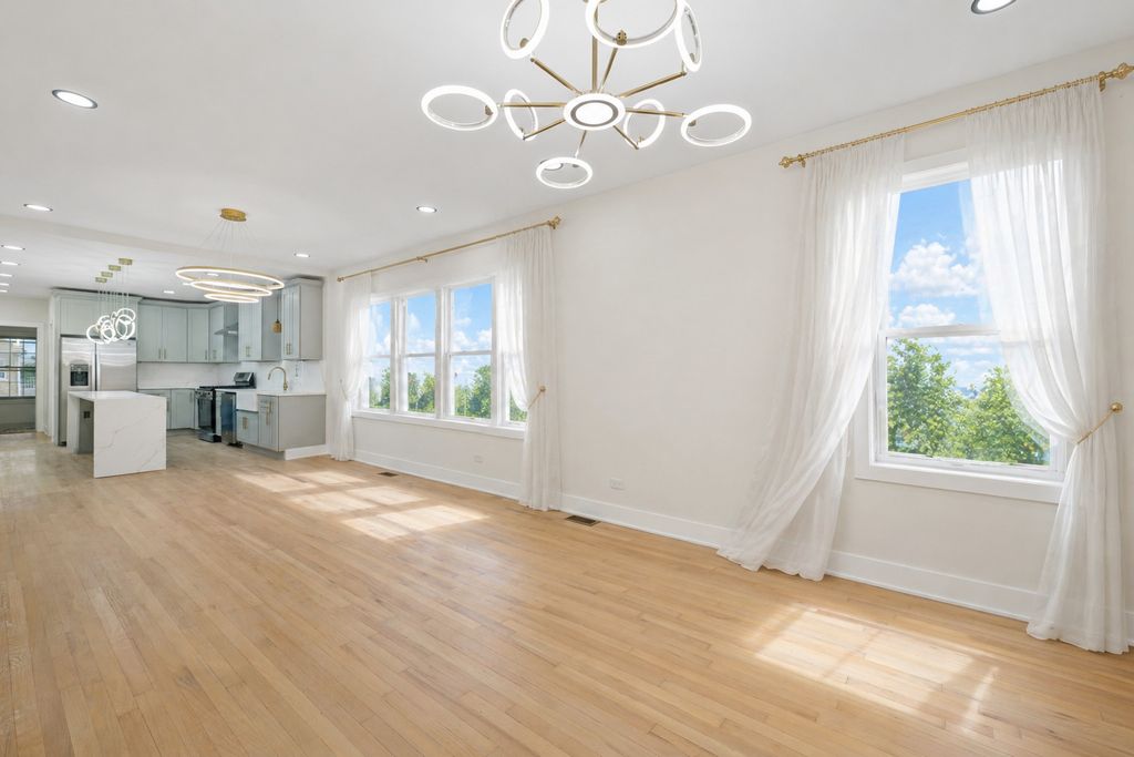 Image 6 of property listing at 5218 W 55th Street, Chicago, IL 60638