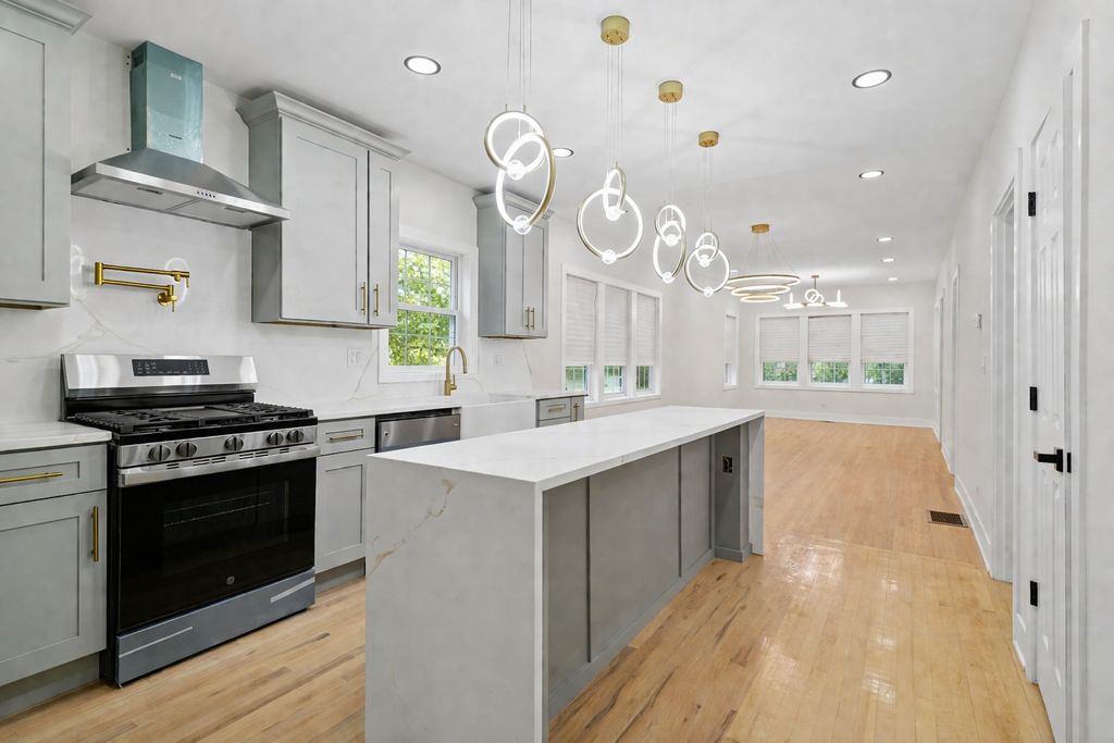 Image 7 of property listing at 5218 W 55th Street, Chicago, IL 60638