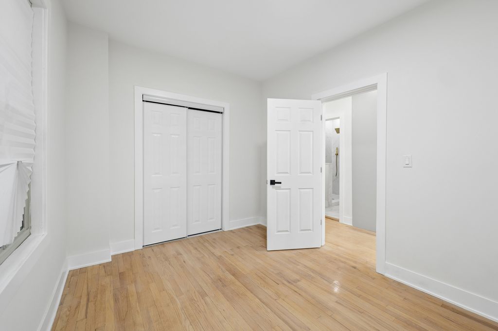 Image 9 of property listing at 5218 W 55th Street, Chicago, IL 60638