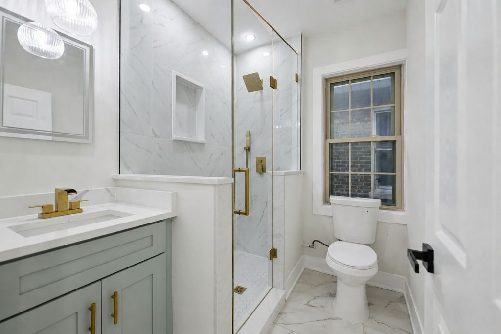 Image 10 of property listing at 5218 W 55th Street, Chicago, IL 60638
