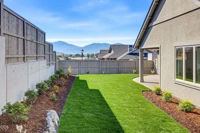 449 Autumn Hills Drive, Medford, OR 97504