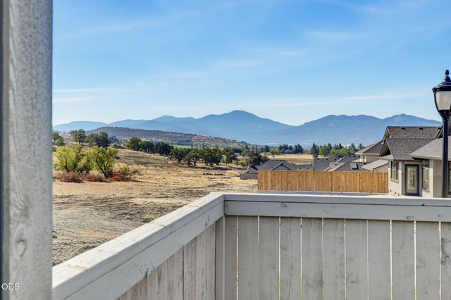 449 Autumn Hills Drive, Medford, OR 97504