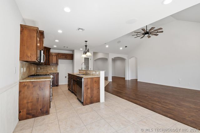 1218 E 133rd Place, Glenpool, OK 74033