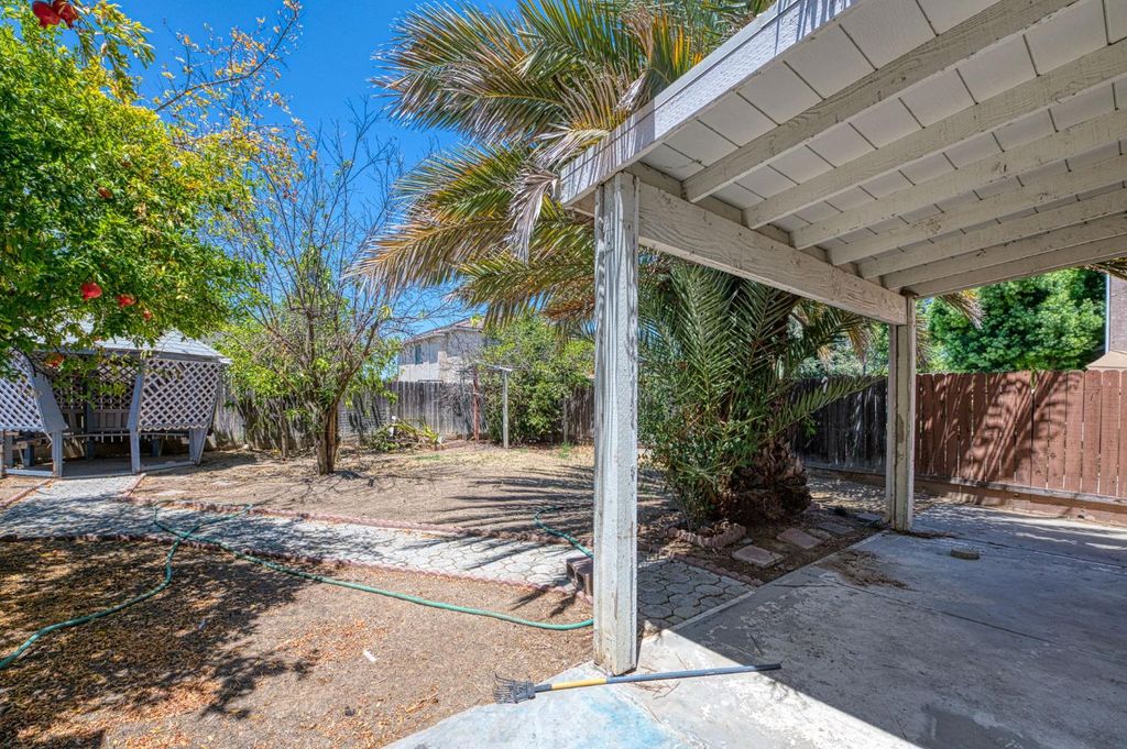 Image 12 of property listing at 2274 S Eddy Avenue, Fresno, CA 93727