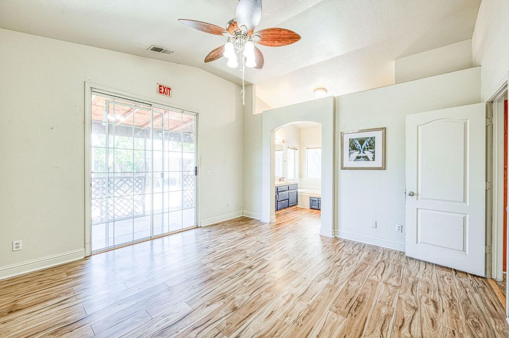 Image 6 of property listing at 2274 S Eddy Avenue, Fresno, CA 93727