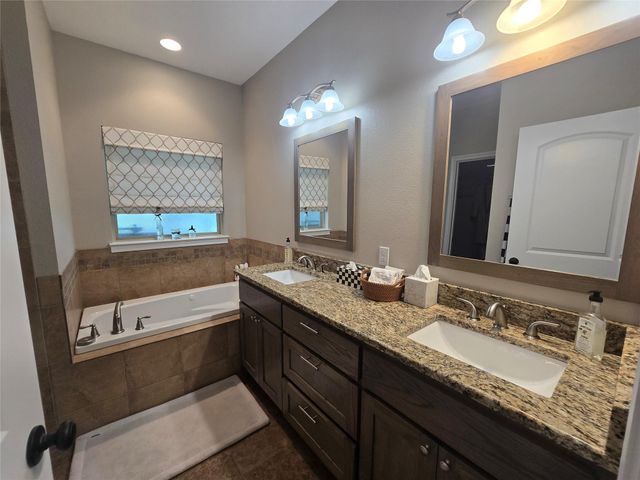 140 Manawianui DR, Bastrop, TX 78602