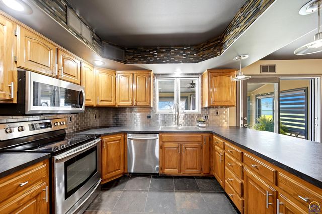 7601 SW Oxfordshire RD, Topeka, KS 66614