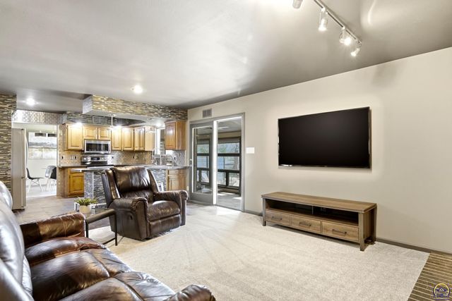 7601 SW Oxfordshire RD, Topeka, KS 66614