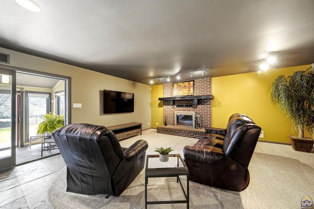 7601 SW Oxfordshire RD, Topeka, KS 66614