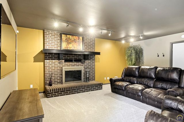 7601 SW Oxfordshire RD, Topeka, KS 66614