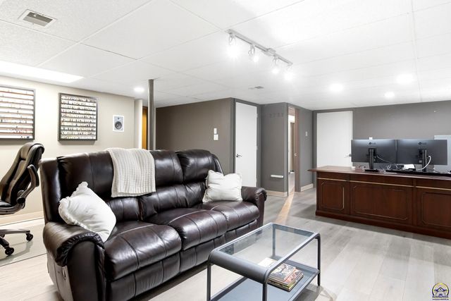 7601 SW Oxfordshire RD, Topeka, KS 66614