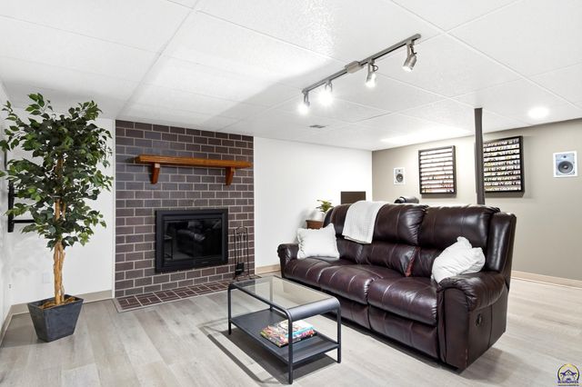 7601 SW Oxfordshire RD, Topeka, KS 66614