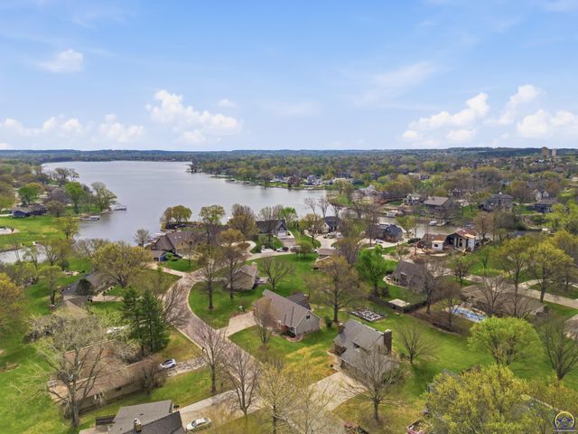 7601 SW Oxfordshire RD, Topeka, KS 66614