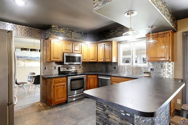 7601 SW Oxfordshire RD, Topeka, KS 66614