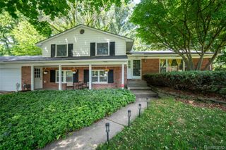 6826 Spruce Drive, Bloomfield Hills, MI 48301