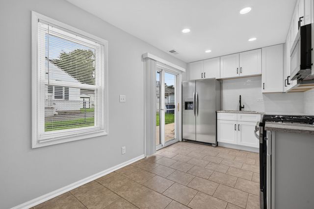 1721 Kelly Avenue, Crest Hill, IL 60403