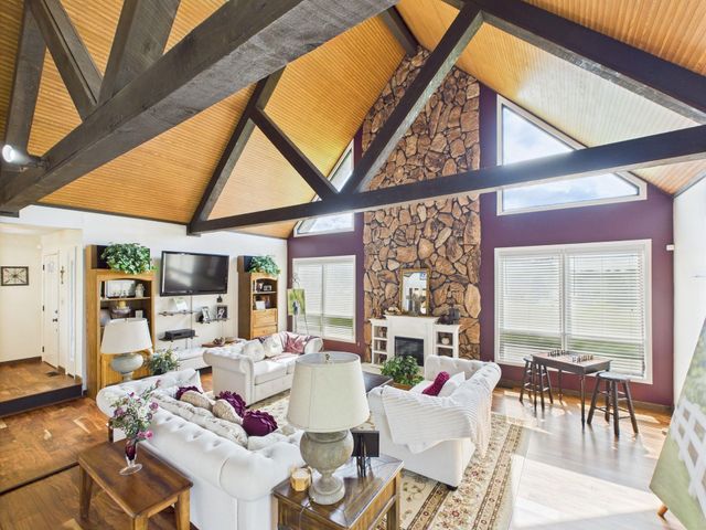 826 Yates Crossing, Milton, WV 25541