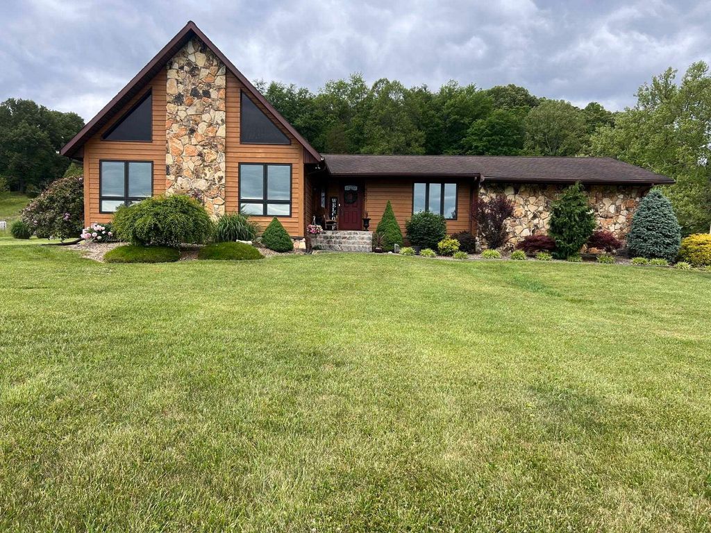826 Yates Crossing, Milton, WV 25541