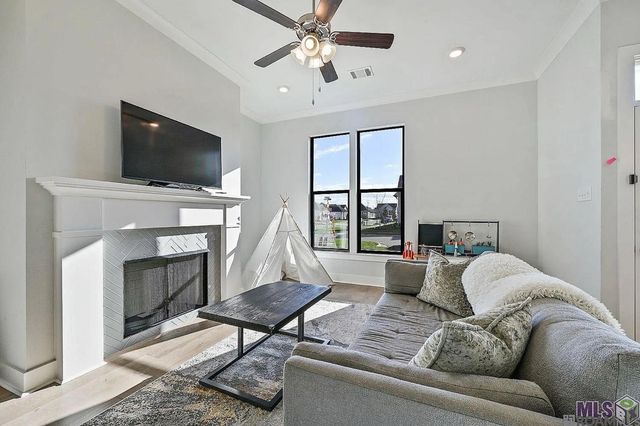 10238 Grayton Dr, Central, LA 70818