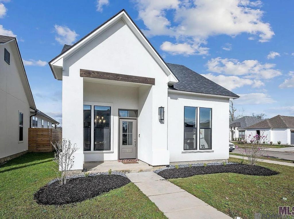 10238 Grayton Dr, Central, LA 70818