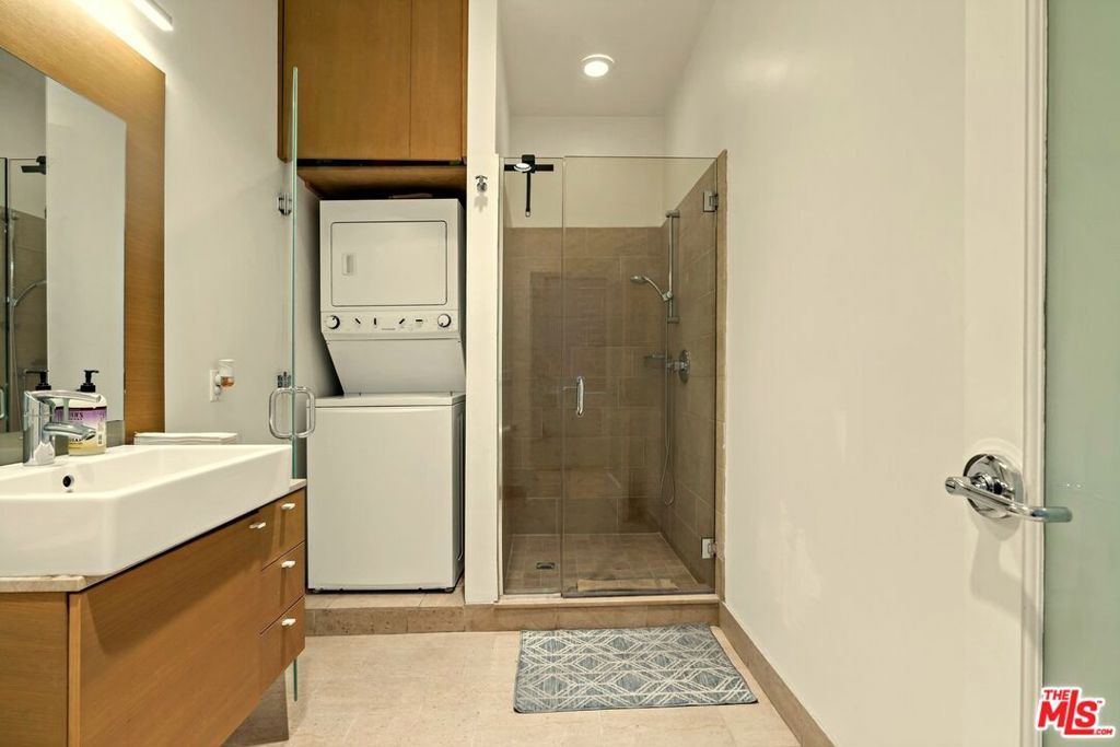 Image 12 of property listing at 631 N Larchmont Boulevard 2, Los Angeles, CA 90004