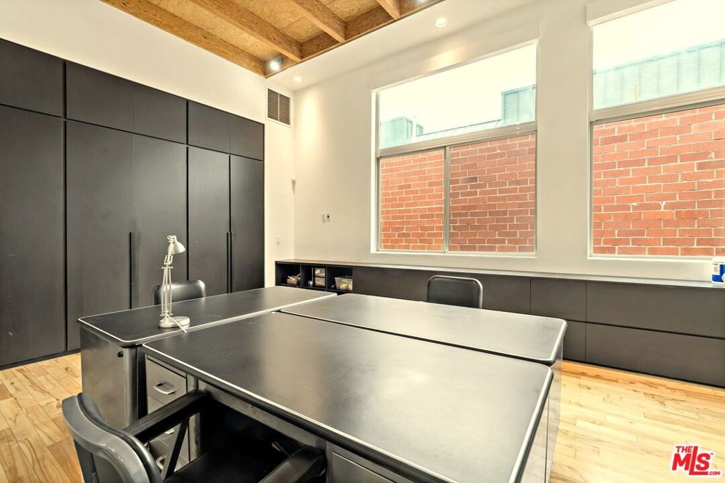 Image 13 of property listing at 631 N Larchmont Boulevard 2, Los Angeles, CA 90004