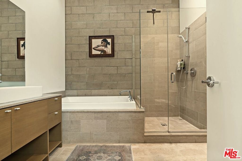 Image 15 of property listing at 631 N Larchmont Boulevard 2, Los Angeles, CA 90004