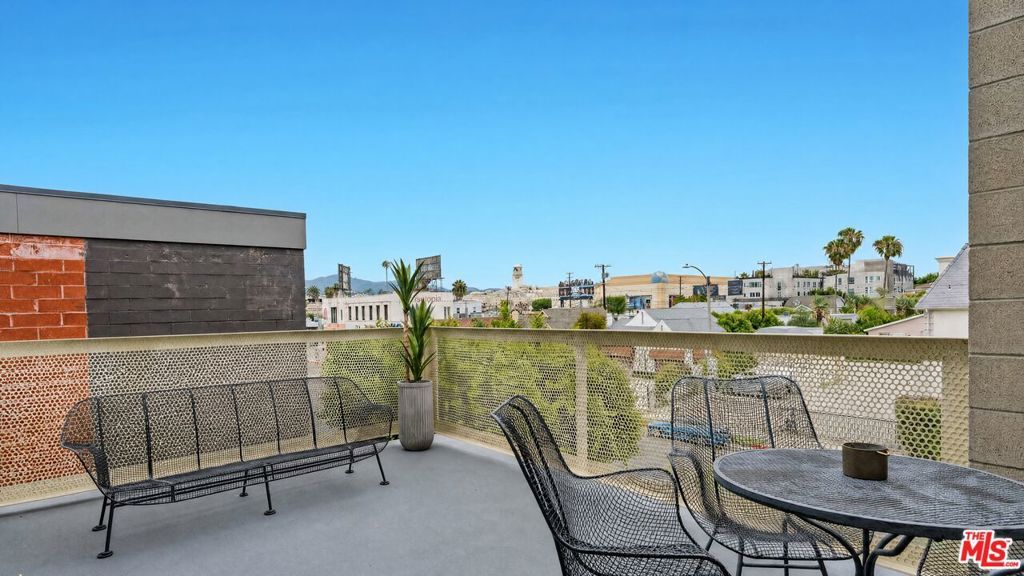 Image 18 of property listing at 631 N Larchmont Boulevard 2, Los Angeles, CA 90004