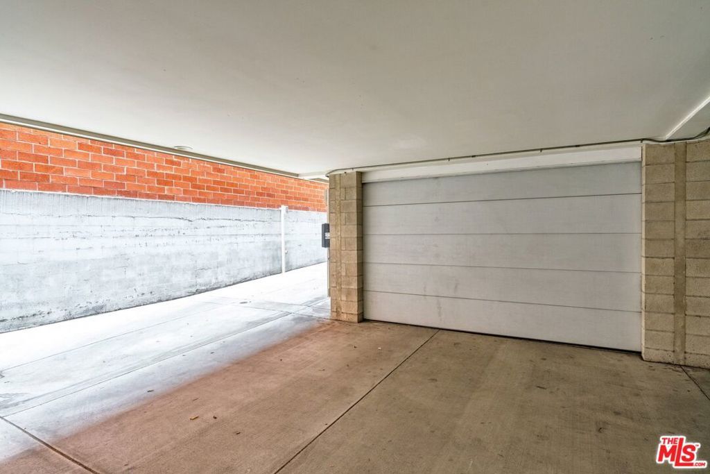 Image 19 of property listing at 631 N Larchmont Boulevard 2, Los Angeles, CA 90004