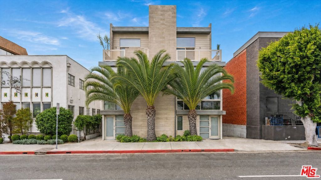Image 2 of property listing at 631 N Larchmont Boulevard 2, Los Angeles, CA 90004