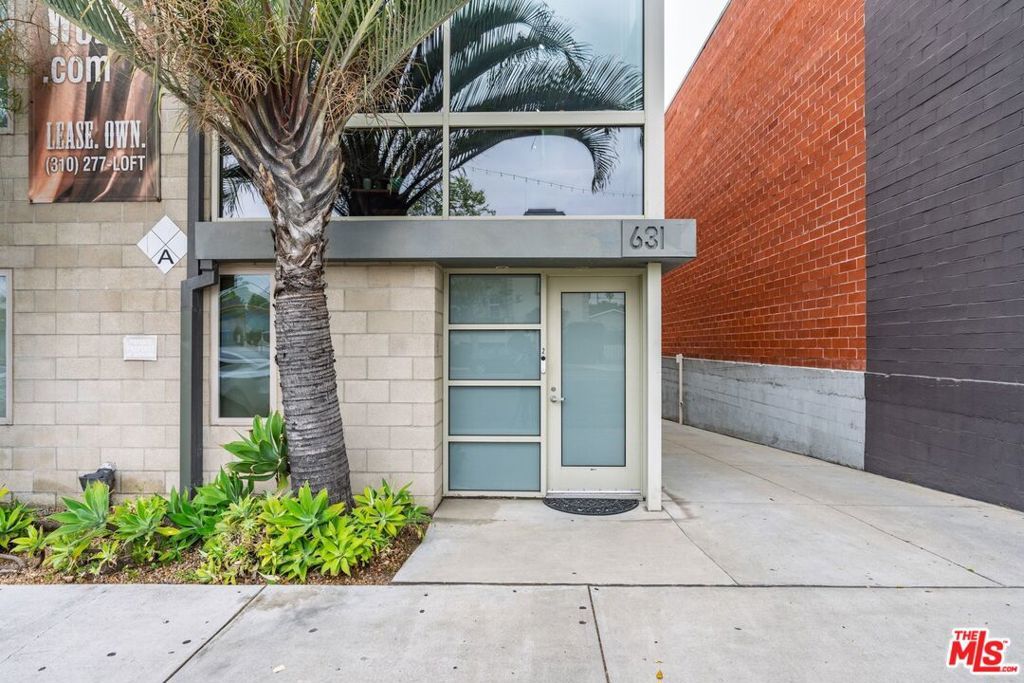 Image 3 of property listing at 631 N Larchmont Boulevard 2, Los Angeles, CA 90004