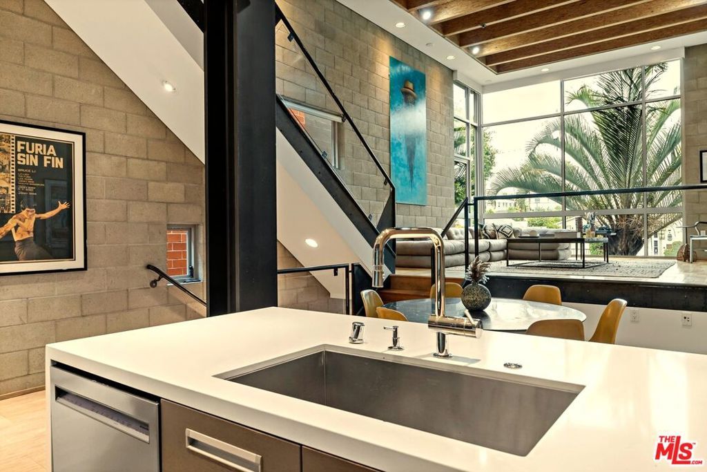 Image 4 of property listing at 631 N Larchmont Boulevard 2, Los Angeles, CA 90004