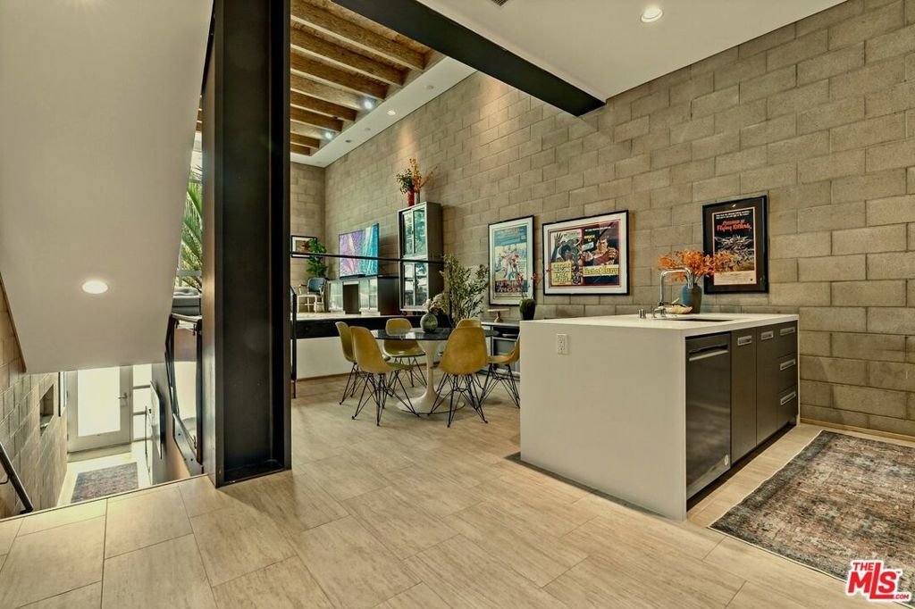 Image 5 of property listing at 631 N Larchmont Boulevard 2, Los Angeles, CA 90004