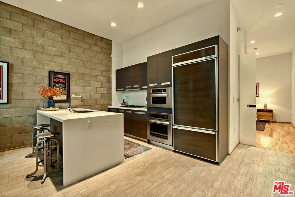 Image 6 of property listing at 631 N Larchmont Boulevard 2, Los Angeles, CA 90004