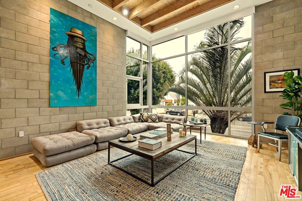 Image 7 of property listing at 631 N Larchmont Boulevard 2, Los Angeles, CA 90004