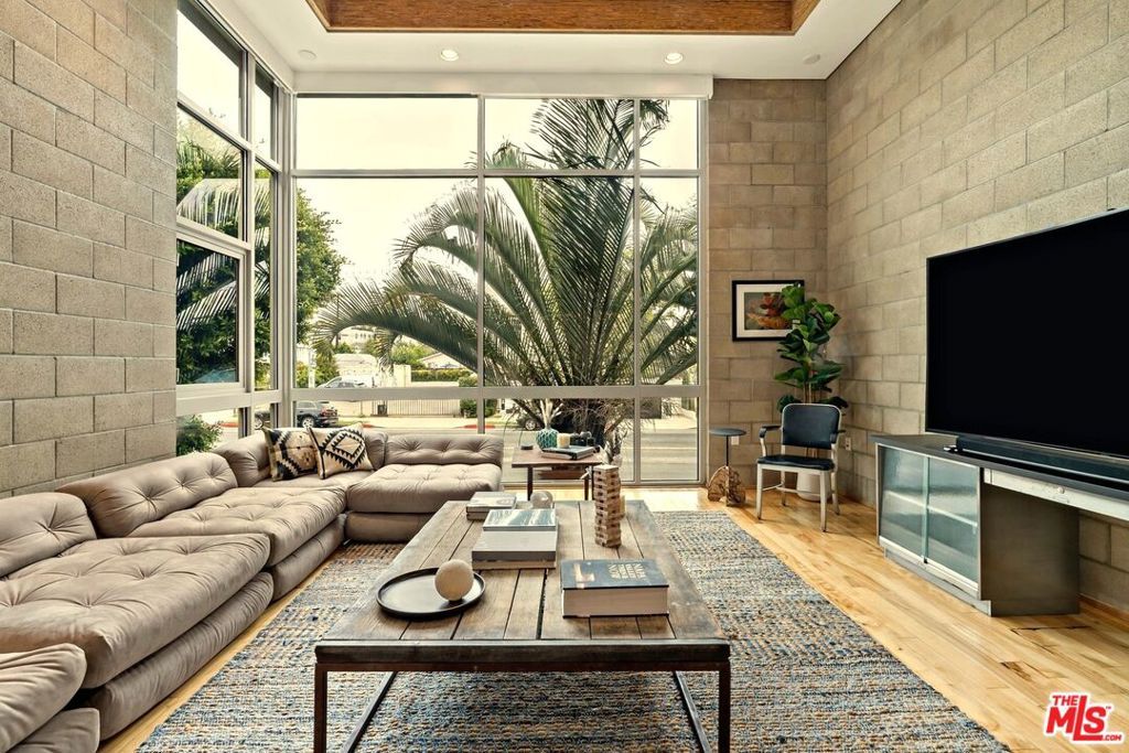 Image 8 of property listing at 631 N Larchmont Boulevard 2, Los Angeles, CA 90004