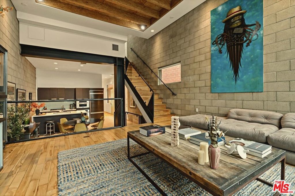 Image 9 of property listing at 631 N Larchmont Boulevard 2, Los Angeles, CA 90004
