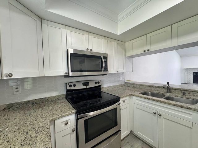 5102 LAWNTON COURT, Tampa, FL 33624