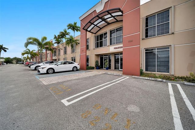 8224 NW 30th Ter 24, Doral, FL 33122