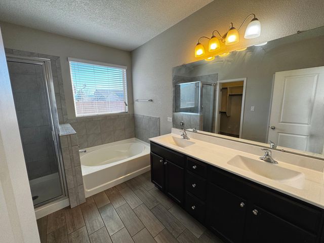 6732 Oro Valley Road NW, Albuquerque, NM 87114
