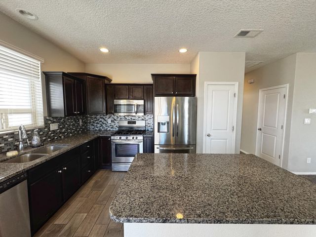 6732 Oro Valley Road NW, Albuquerque, NM 87114