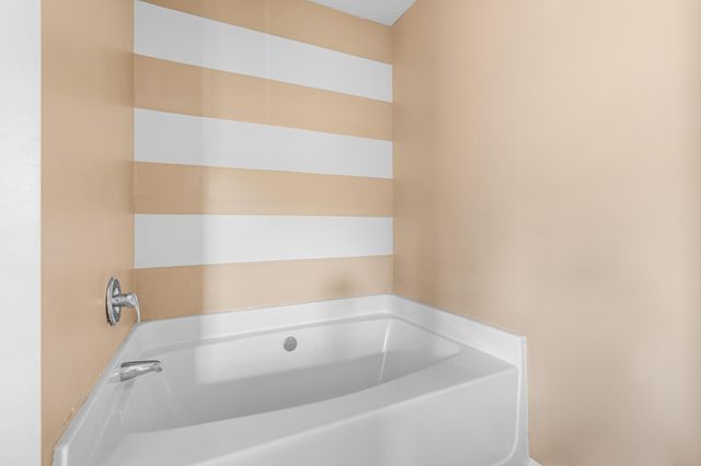 2496 S Lakeview Drive, Crestview, FL 32536