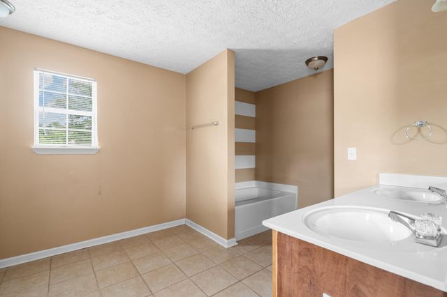 2496 S Lakeview Drive, Crestview, FL 32536