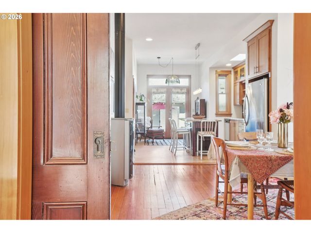 31 S GIBBS St, Portland, OR 97239