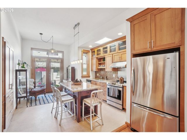 31 S GIBBS St, Portland, OR 97239